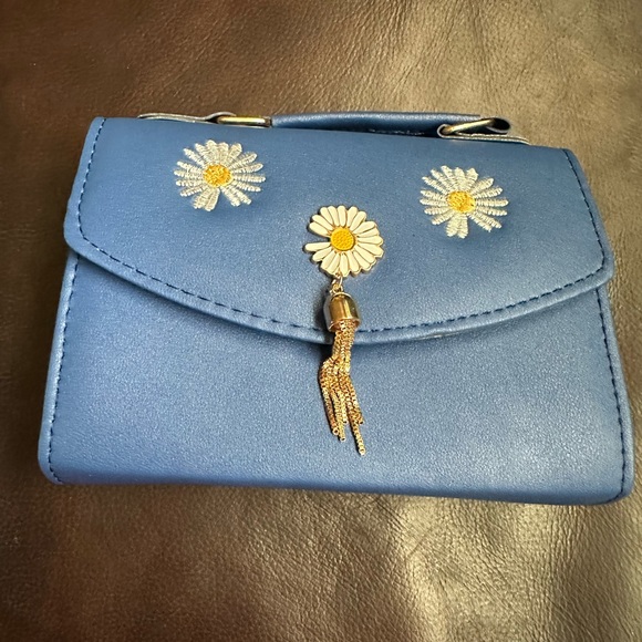 Available in 5 colors. Crossbody strap included. Magnetic closure, zip pocket. - Picture 7 of 7